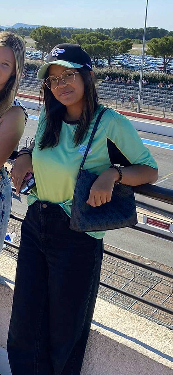 Elisa participe au concours pour gagner de l'argent avec cette photo : bag, baseball_cap, blue, cap, cool, electric_blue, eyewear, face, hair, headwear, human_leg, joy, leg, leisure, luggage_and_bags, person, recreation, sleeve, snapshot, sunglasses