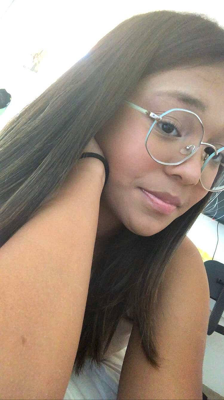 Elisa participe au concours pour gagner de l'argent avec cette photo : black_hair, brown_hair, chest, close_up, elbow, eyelash, eyewear, flash_photography, glasses, happy, jaw, layered_hair, lip, long_hair, neck, person, selfie, shoulder, skin, smile