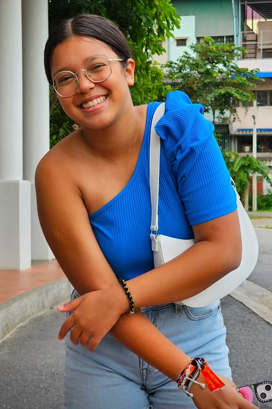 Elisa participe au concours pour gagner de l'argent avec cette photo : arm, azure, black_hair, cool, elbow, eyewear, glasses, hairstyle, happy, joint, joy, luggage_and_bags, neck, person, shoulder, smile, thigh, travel, trunk, vision_care
