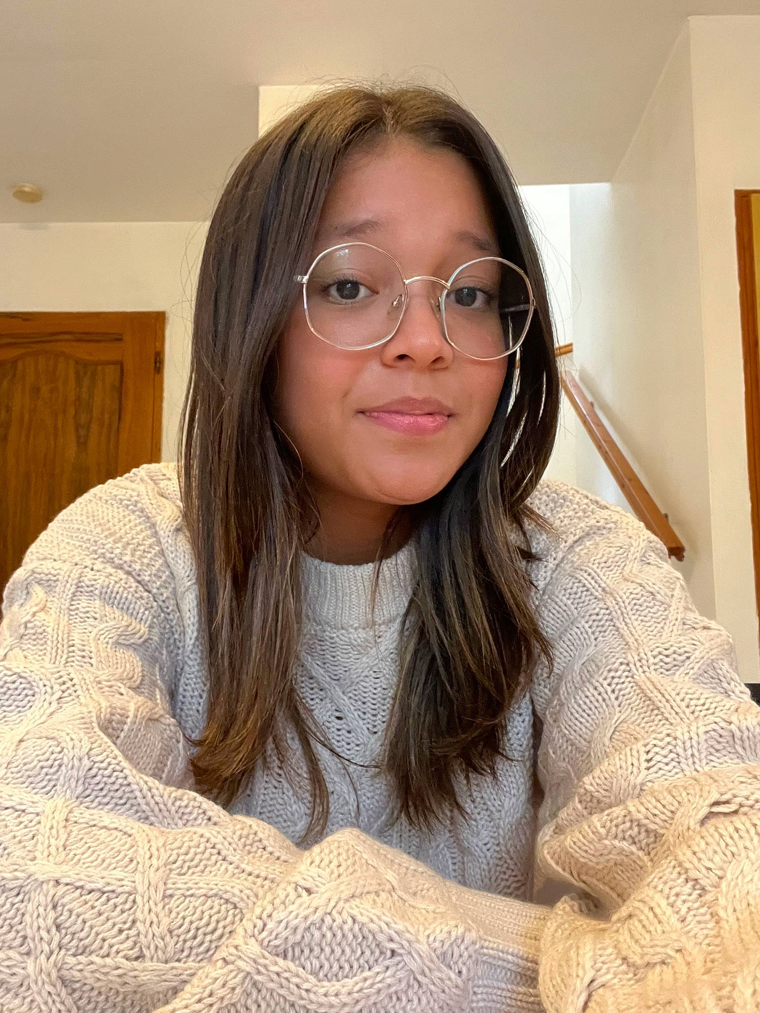 Elisa a rejoint le concours — aidez-le/la à gagner de superbes lots ! chin, comfort, eyebrow, eyelash, eyewear, facial_expression, fashion_design, glasses, happy, iris, layered_hair, lip, long_hair, neck, person, picture_frame, shoulder, skin, sleeve, smile
