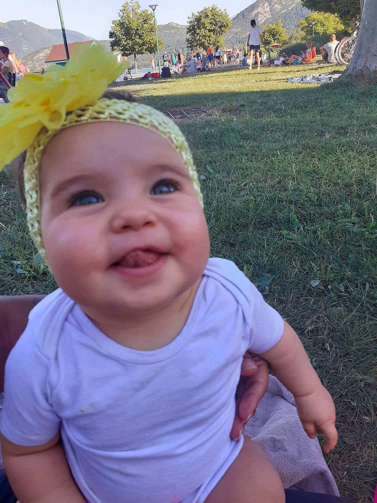 Haley a rejoint le concours — aidez-le/la à gagner de superbes lots ! baby, cheek, child, eye, face, facial_expression, fun, grass, hair_accessory, happy, head, headgear, leaf, organ, person, skin, smile, summer, toddler, vacation