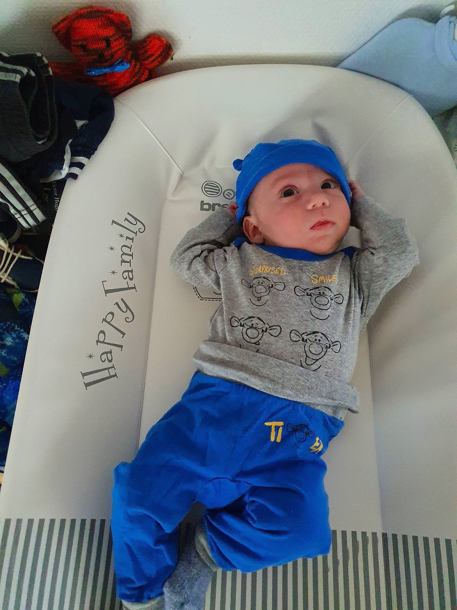 Stan participe au concours pour gagner de l'argent avec cette photo : baby, blue, child, headwear, person, toddler