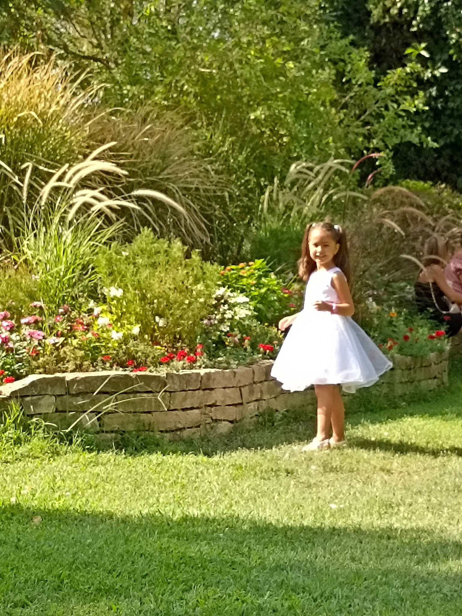 Louna participe au concours pour gagner de l'argent avec cette photo : bridal_clothing, bridal_party_dress, dress, flower, grass, grass_family, grassland, groundcover, happy, joy, landscape, leisure, meadow, nature, people_in_nature, person, petal, plant, shrub, tree