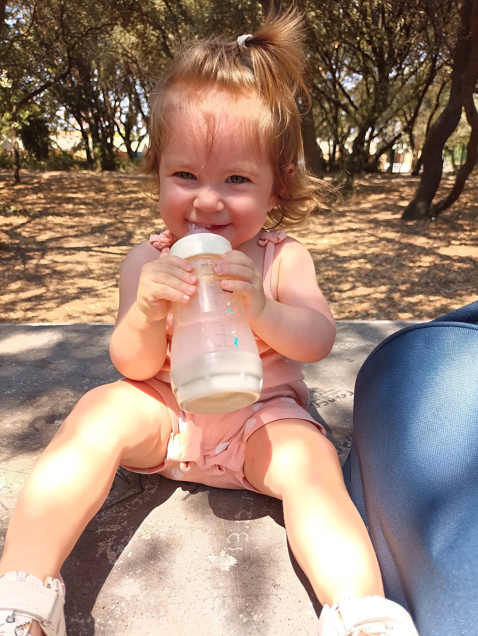 Clémence participe au concours pour gagner de l'argent avec cette photo : baby, baby_toddler_clothing, chest, child, finger, fun, grass, happy, human_leg, joy, knee, leg, leisure, mouth, person, skin, smile, thigh, thumb, toddler