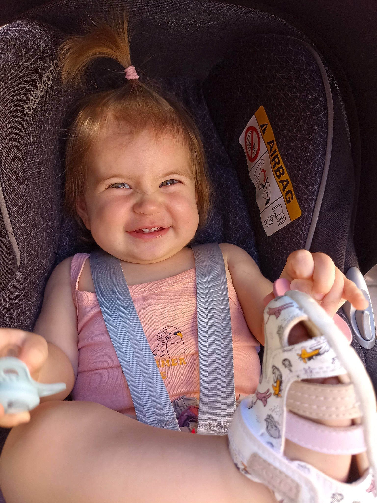 Clémence participe au concours pour gagner de l'argent avec cette photo : baby, baby_carriage, baby_toddler_clothing, cheek, child, comfort, eye, facial_expression, finger, hand, happy, human_body, iris, joy, mammal, nail, person, product, skin, smile