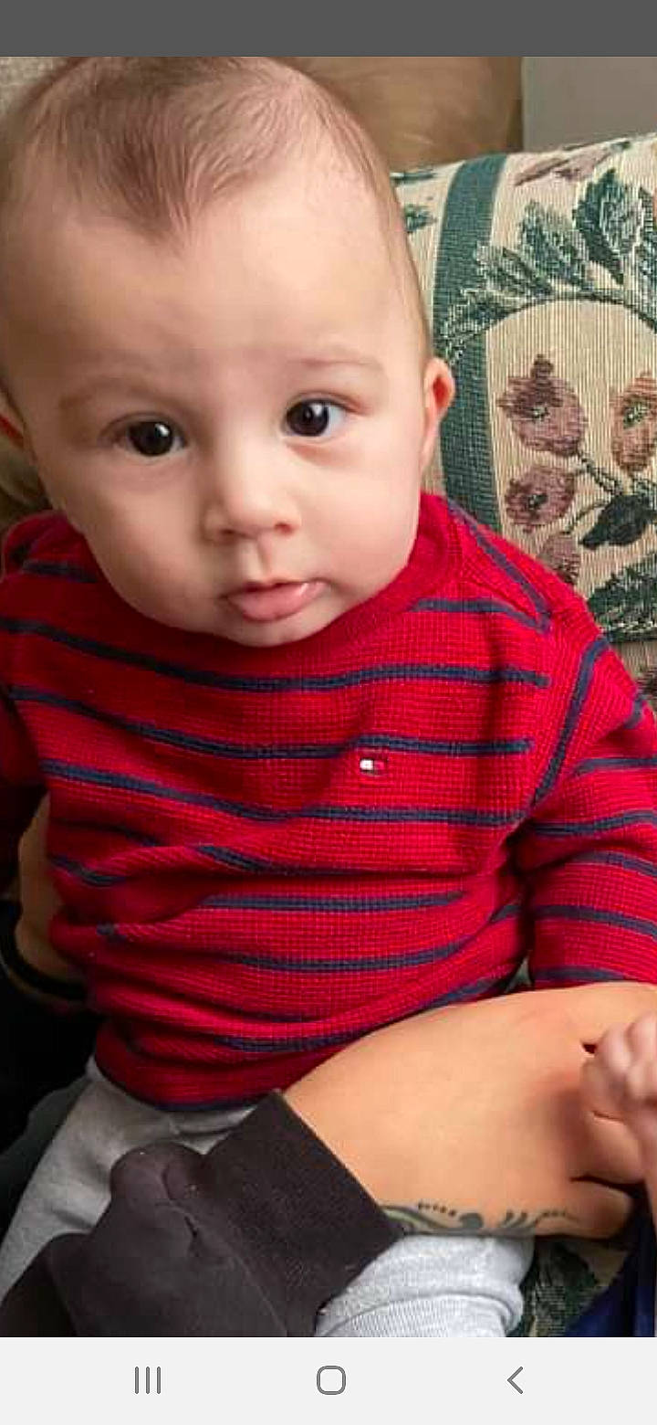 Jules Denver a rejoint le concours — aidez-le/la à gagner de superbes lots ! abdomen, baby, baby_toddler_clothing, cheek, child, chin, ear, eyebrow, forehead, iris, lap, lip, mammal, person, portrait_photography, sitting, skin, stuffed_toy, sweater, toddler