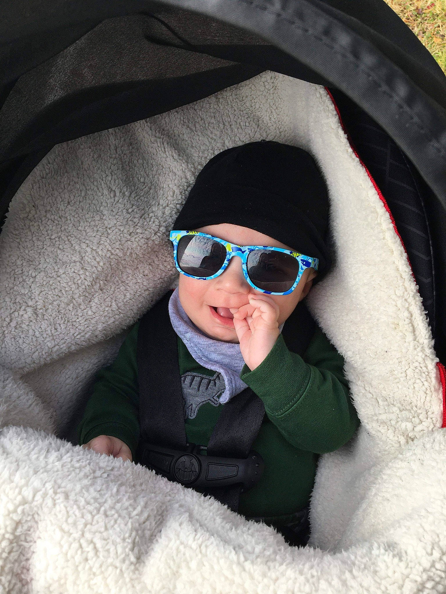 Jules Denver a rejoint le concours — aidez-le/la à gagner de superbes lots ! baby, baby_toddler_clothing, bicycle_tire, comfort, cool, costume_accessory, eyewear, goggles, hood, hoodie, jacket, person, personal_protective_equipment, polar_fleece, sunglasses, sweatshirt, synthetic_rubber, textile, tread, vision_care