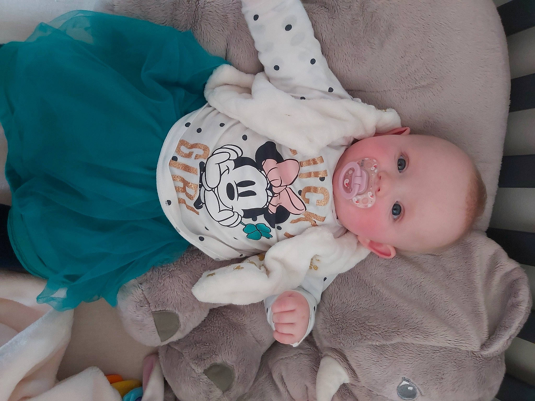 Lyana a rejoint le concours — aidez-le/la à gagner de superbes lots ! baby, baby_products, baby_toddler_clothing, cheek, child, clothing, comfort, eye, eyelash, face, facial_expression, head, human_body, pattern, person, product, sitting, skin, sleeve, textile