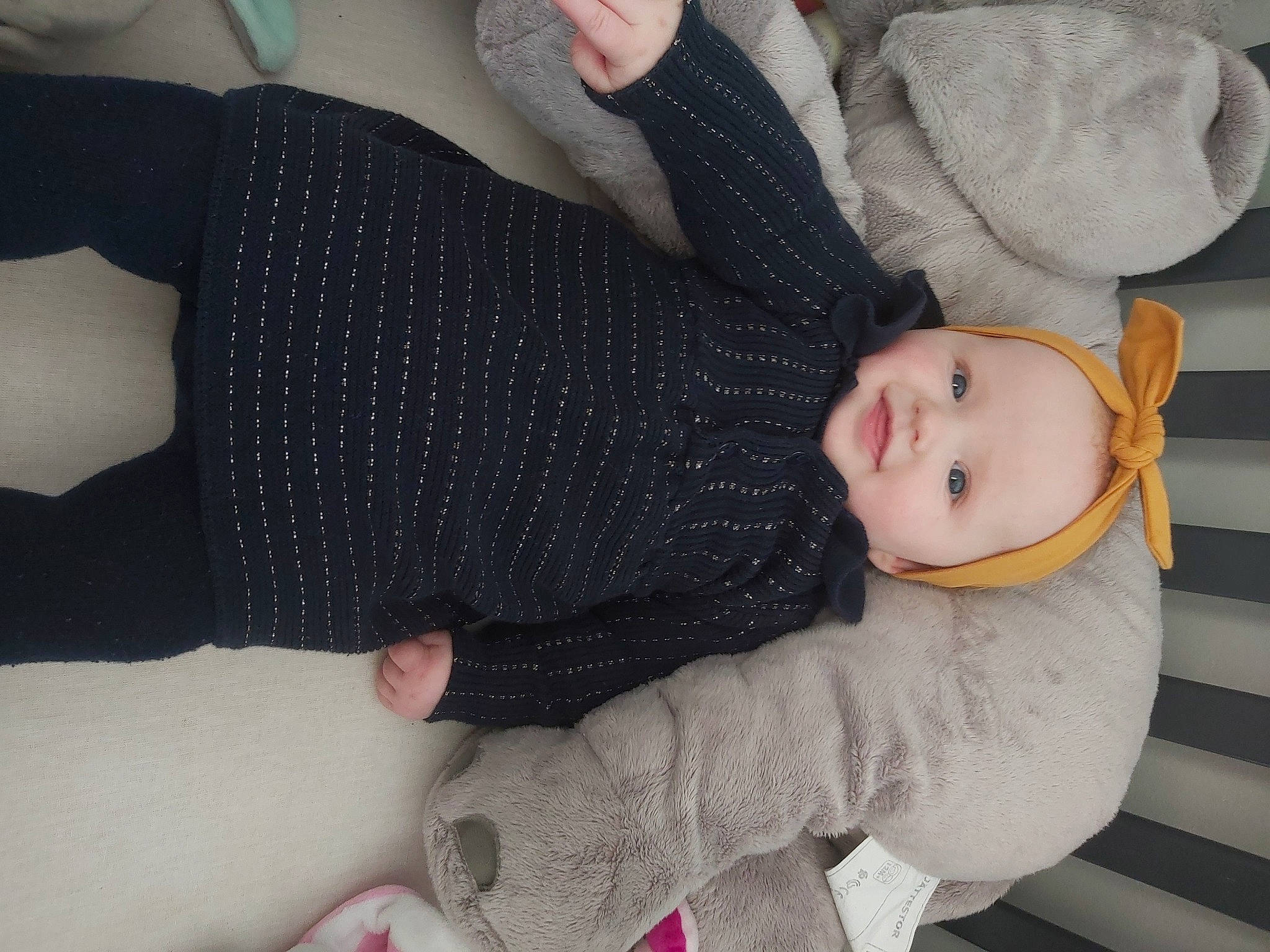 Lyana a rejoint le concours — aidez-le/la à gagner de superbes lots ! baby, baby_toddler_clothing, cheek, child, comfort, finger, foot, gesture, human_body, human_leg, lap, leg, pattern, person, sitting, sleeve, smile, textile, thigh, toddler