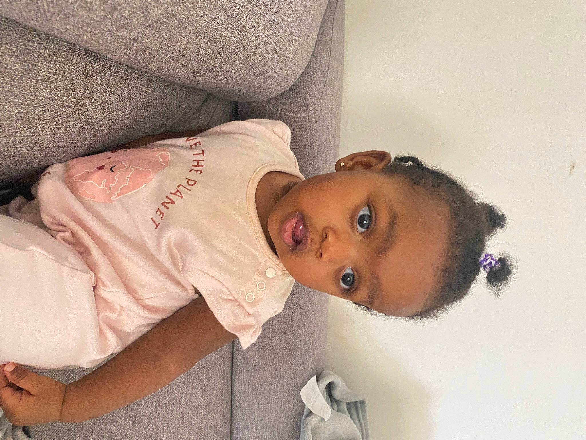 Fatimata a rejoint le concours — aidez-le/la à gagner de superbes lots ! abdomen, cheek, chest, chin, comfort, couch, elbow, eyebrow, eyelash, forehead, happy, lip, mouth, neck, nose, person, skin, sleeve, sunglasses, toddler