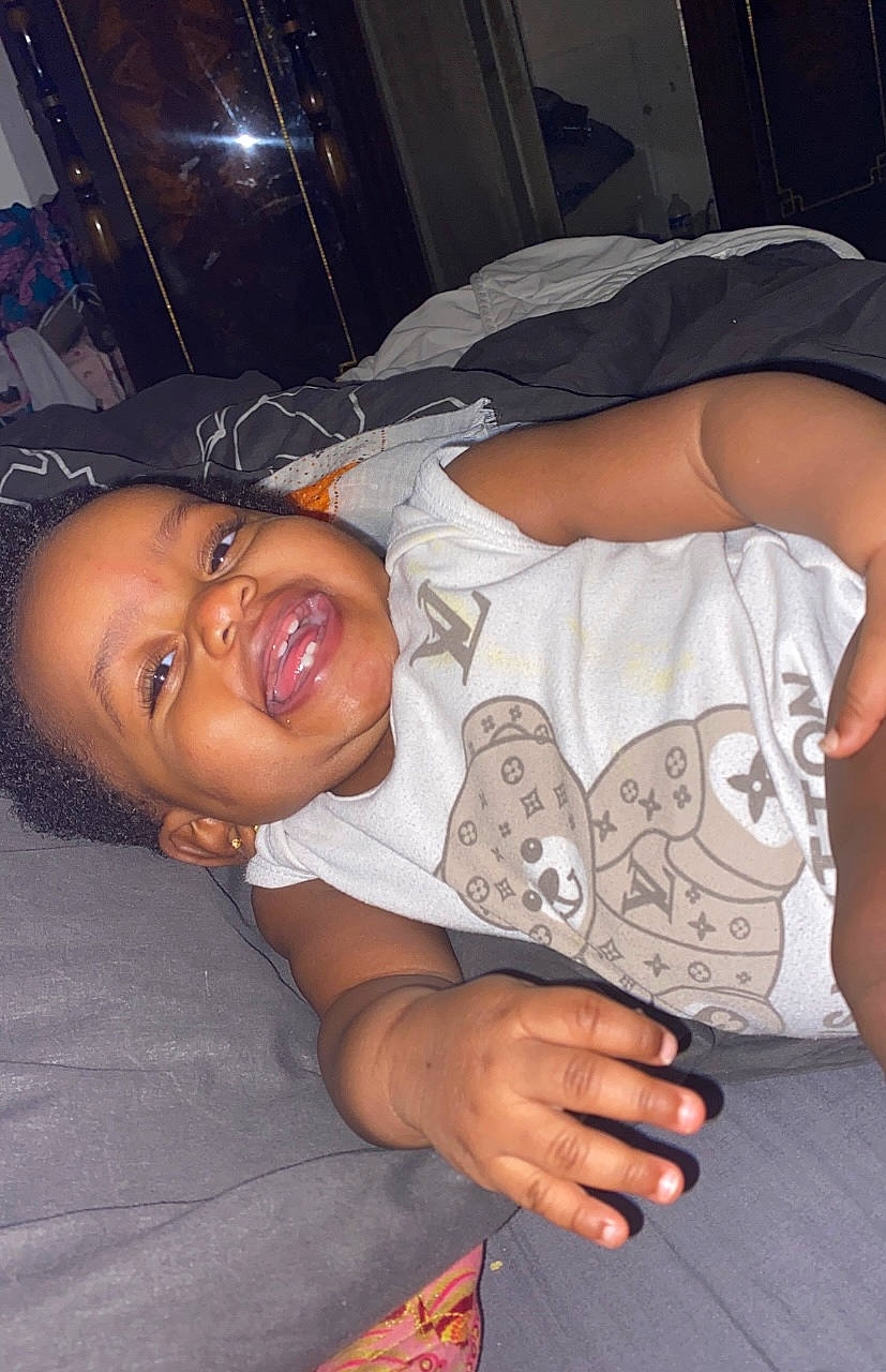 Fatimata participe au concours pour gagner de l'argent avec cette photo : cheek, chest, child, chin, comfort, elbow, fashion, finger, hairstyle, hand, human, human_body, joint, leg, lip, mammal, mouth, muscle, nose, person