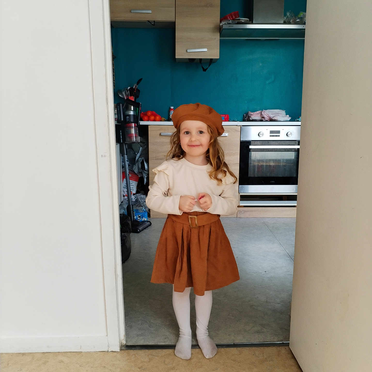 Alexia participe au concours pour gagner de l'argent avec cette photo : accessories, bag, child, clothing, computerhardware, costume, device, dress, electronics, face, female, girl, handbag, hardwood, hat, head, indoors, person, skirt, wood