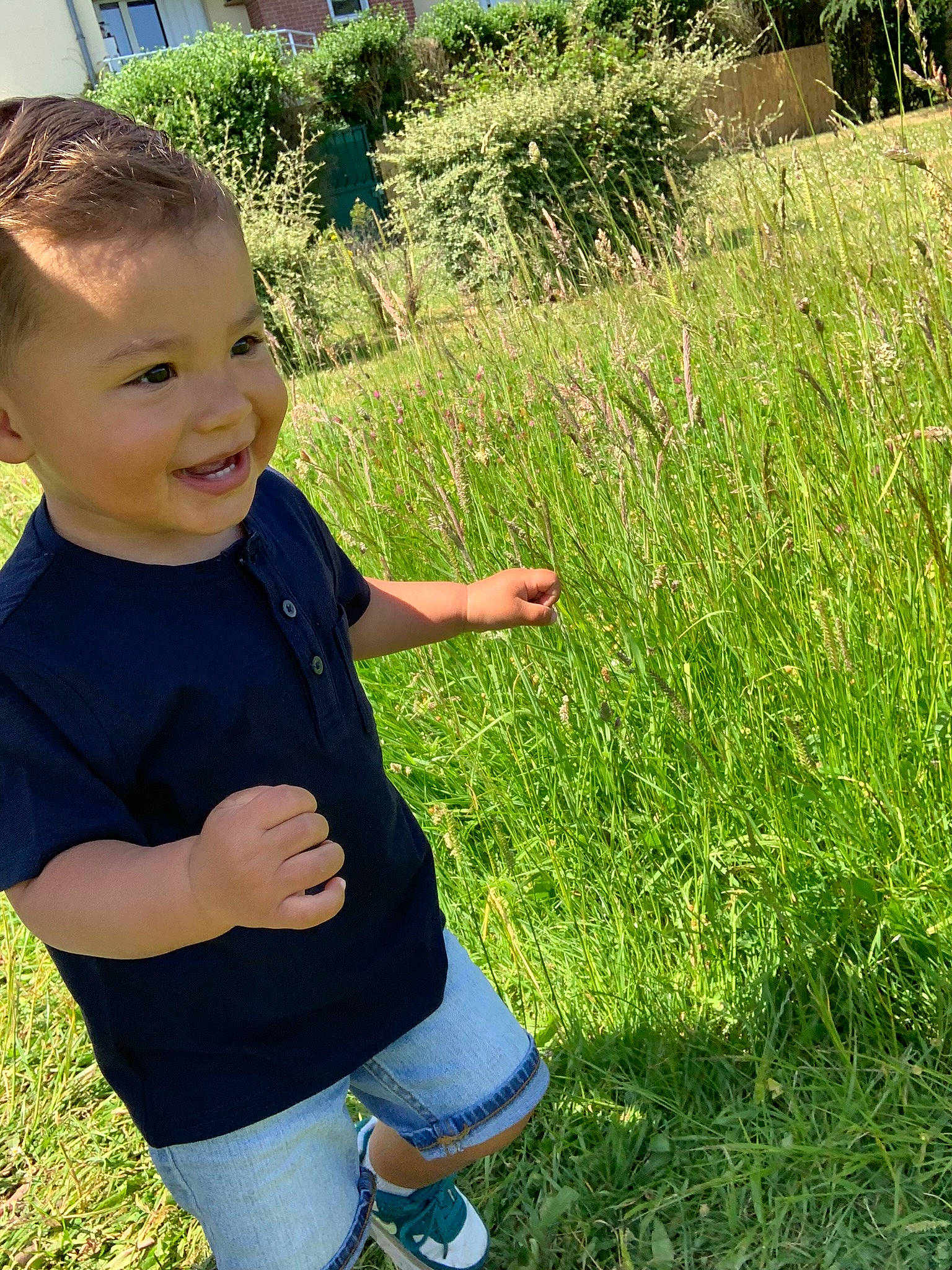 Sylann a rejoint le concours — aidez-le/la à gagner de superbes lots ! baby_toddler_clothing, electric_blue, fun, grass, grass_family, grassland, groundcover, happy, joy, knee, lawn, leisure, meadow, people_in_nature, person, plant, prairie, sitting, sleeve, smile