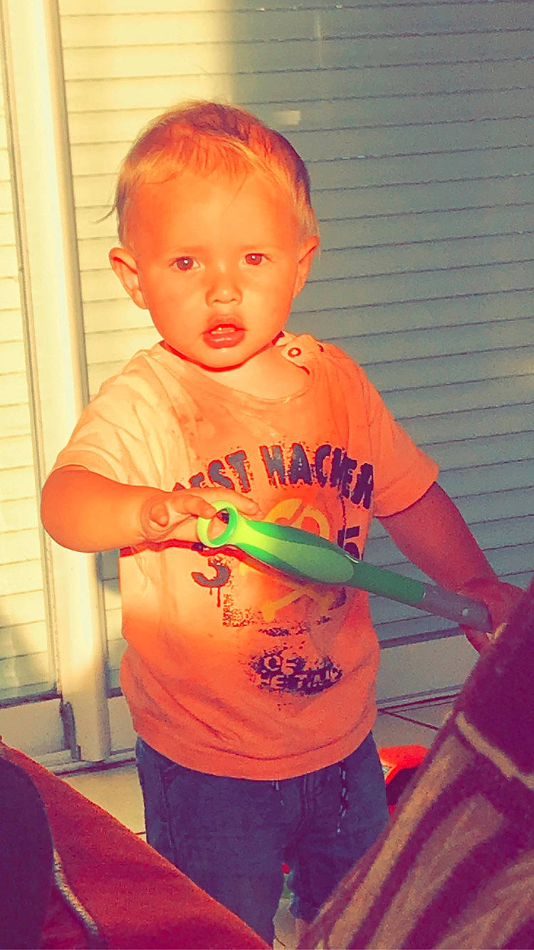 Naïlhann a rejoint le concours — aidez-le/la à gagner de superbes lots ! arm, child, cool, neck, person, smile, standing, t_shirt, toddler