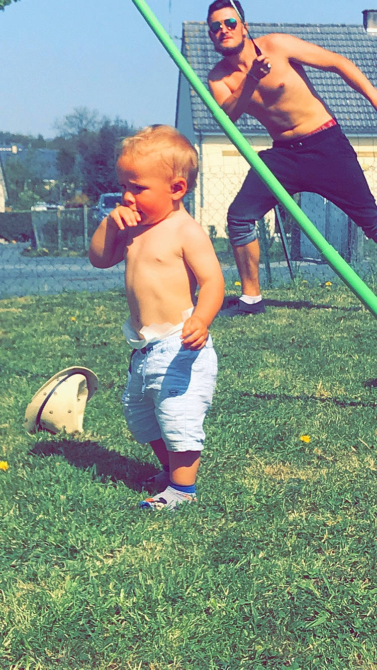 Naïlhann participe au concours pour gagner de l'argent avec cette photo : barechested, child, fun, grass, lawn, person, plant, play, playground, summer, toddler