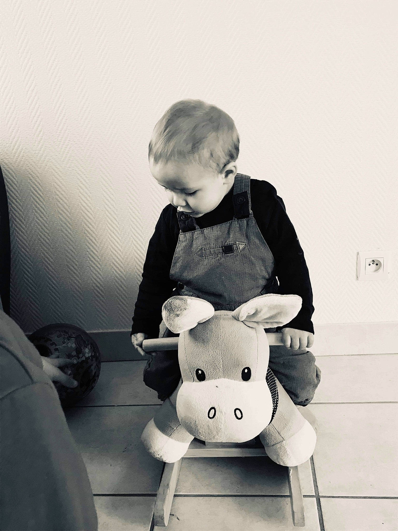 Naïlhann participe au concours pour gagner de l'argent avec cette photo : baby, black, black_and_white, child, monochrome, person, photography, sitting, stuffed_toy, style, toddler, white