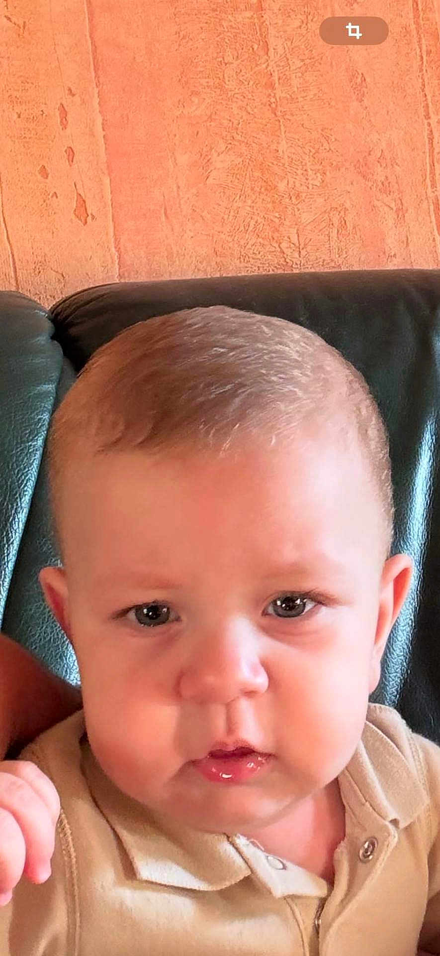 Kenan a rejoint le concours — aidez-le/la à gagner de superbes lots ! baby, child, face, close_up, portrait, couch, leather, skin, expression, indoor, wall, texture, young_child, person, clothing, casual, sitting, head, eyebrows, eyes