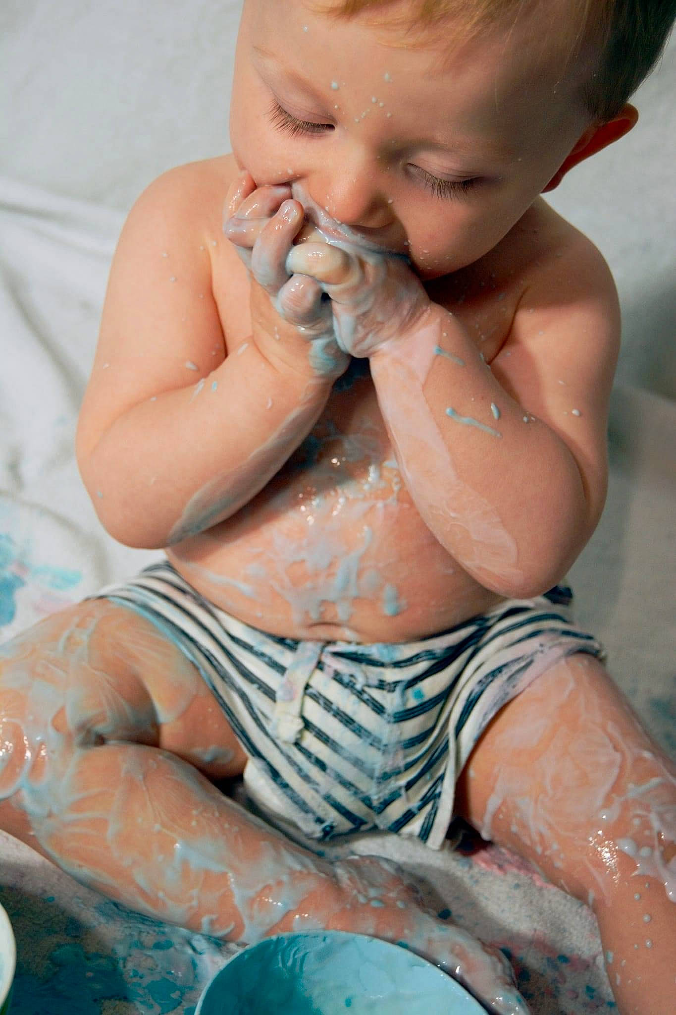 Axel a rejoint le concours — aidez-le/la à gagner de superbes lots ! arm, baby, beauty, chest, eye, face, finger, gesture, hairstyle, hand, happy, head, leg, mouth, muscle, nose, person, skin, thigh, thumb