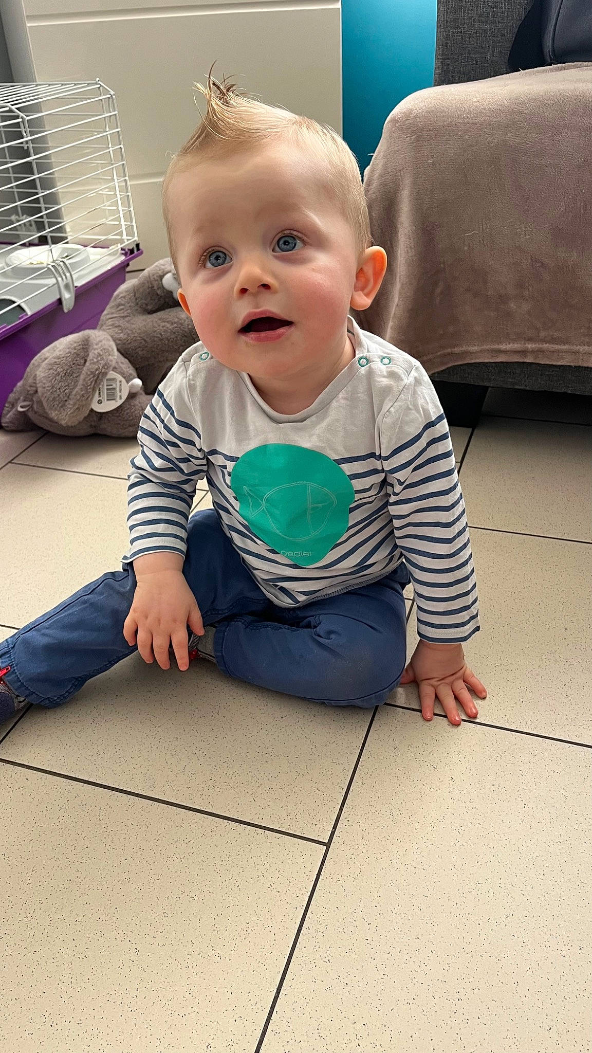 Axel a rejoint le concours — aidez-le/la à gagner de superbes lots ! baby, baby_toddler_clothing, cheek, child, comfort, cool, eye, face, facial_expression, floor, flooring, hair, happy, head, iris, mouth, person, skin, sleeve, smile
