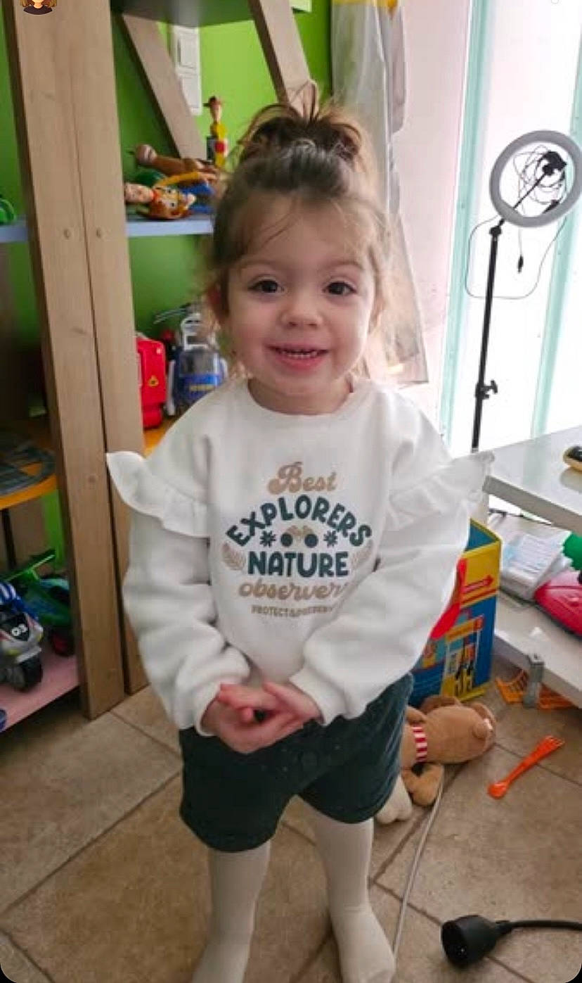 Margot a rejoint le concours — aidez-le/la à gagner de superbes lots ! active_pants, baby, baby_toddler_clothing, child, door, fun, happy, human_leg, joy, party, person, play, room, shelf, shorts, sleeve, smile, sock, sportswear, t_shirt