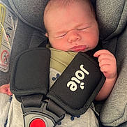 Aaron participe au concours pour gagner de l'argent avec cette photo : baby, sleeping, car_seat, straps, clothing, mickey_mouse, bottle, infant, child, peaceful, cute, resting, seatbelt, closeup, indoors, soft_lighting, newborn, babywear, comfort, portrait