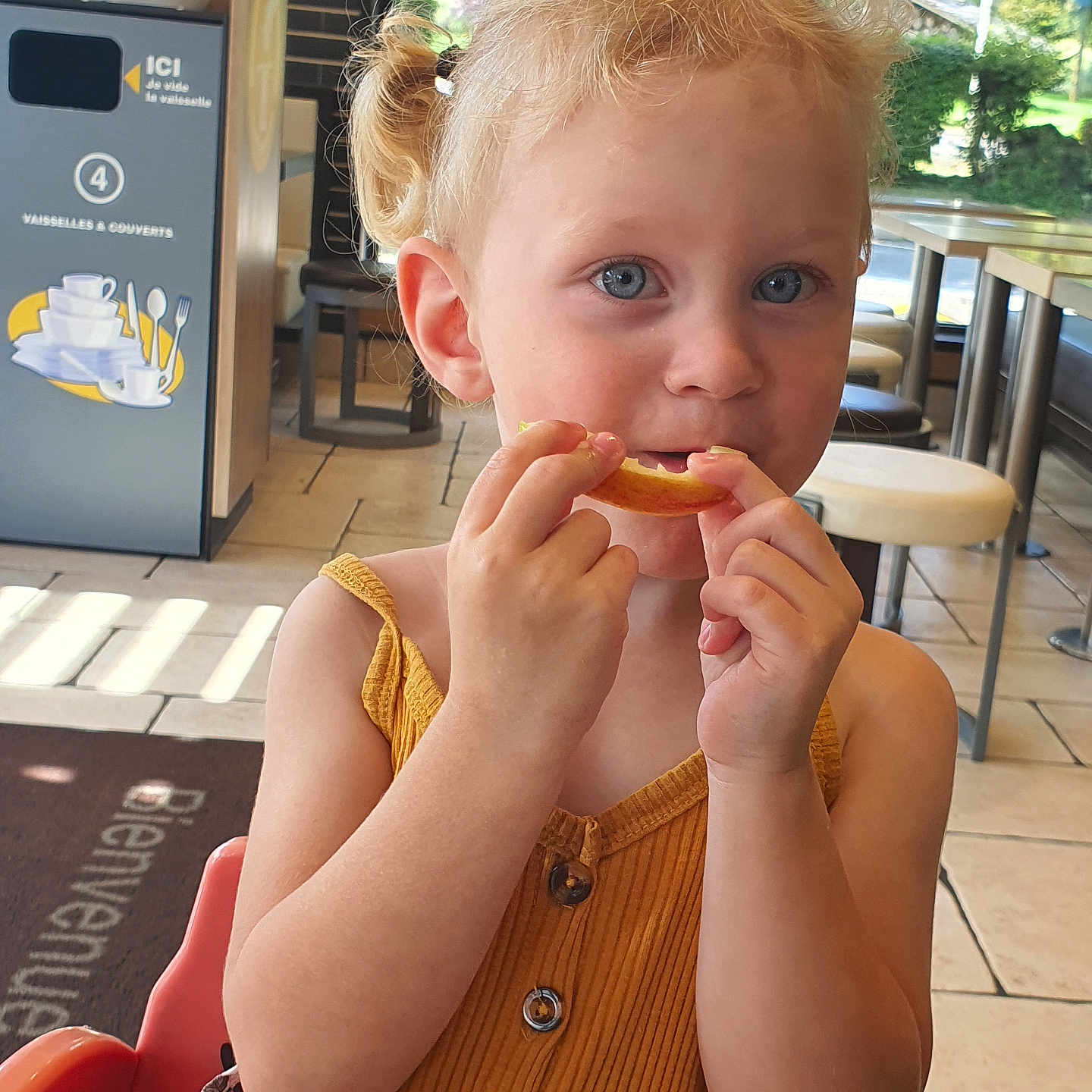 Sarah a rejoint le concours — aidez-le/la à gagner de superbes lots ! appliance, baby, bodypart, bread, couch, cup, device, eating, electricaldevice, face, finger, food, furniture, hand, head, person, photography, portrait, refrigerator, sweets