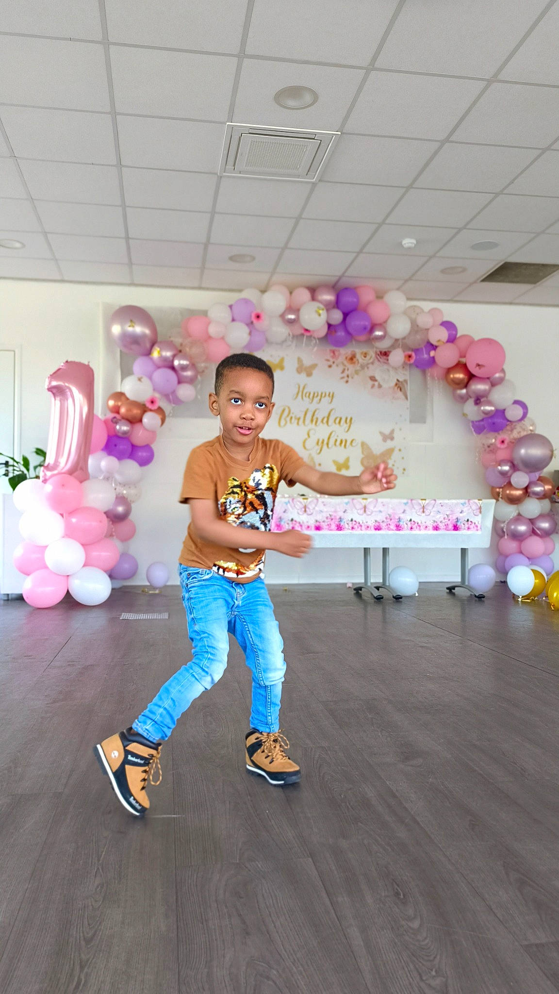 Naim a rejoint le concours — aidez-le/la à gagner de superbes lots ! balloon, ceiling, child, entertainment, event, flooring, footwear, fun, happy, leisure, magenta, party_supply, person, pink, play, recreation, t_shirt, toddler, vacation, visual_arts