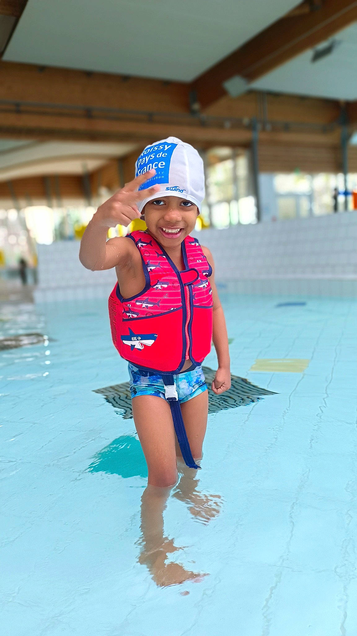Naim participe au concours pour gagner de l'argent avec cette photo : abdomen, aqua, barefoot, baseball_cap, cap, child, competition_event, electric_blue, fun, happy, headwear, human_leg, joy, leisure, person, personal_protective_equipment, recreation, smile, swimming_pool, thigh