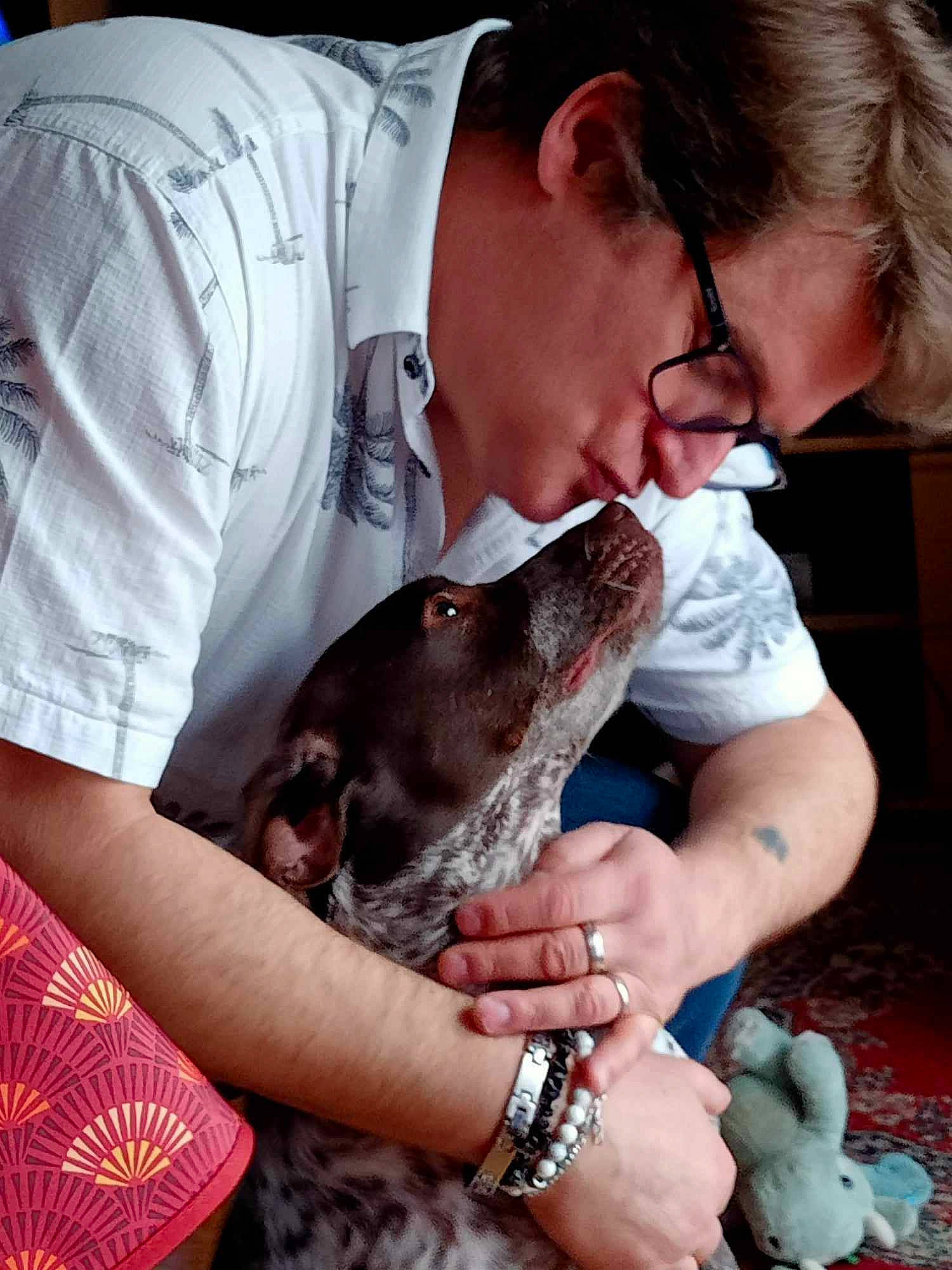 Sandy a rejoint le concours — aidez-le/la à gagner de superbes lots ! animal_training, canidae, carnivore, companion_dog, dog, dog_breed, eyewear, gesture, glasses, hunting_dog, jaw, non_sporting_group, snout, sporting_group, vertebrate, veterinarian, wildlife_biologist