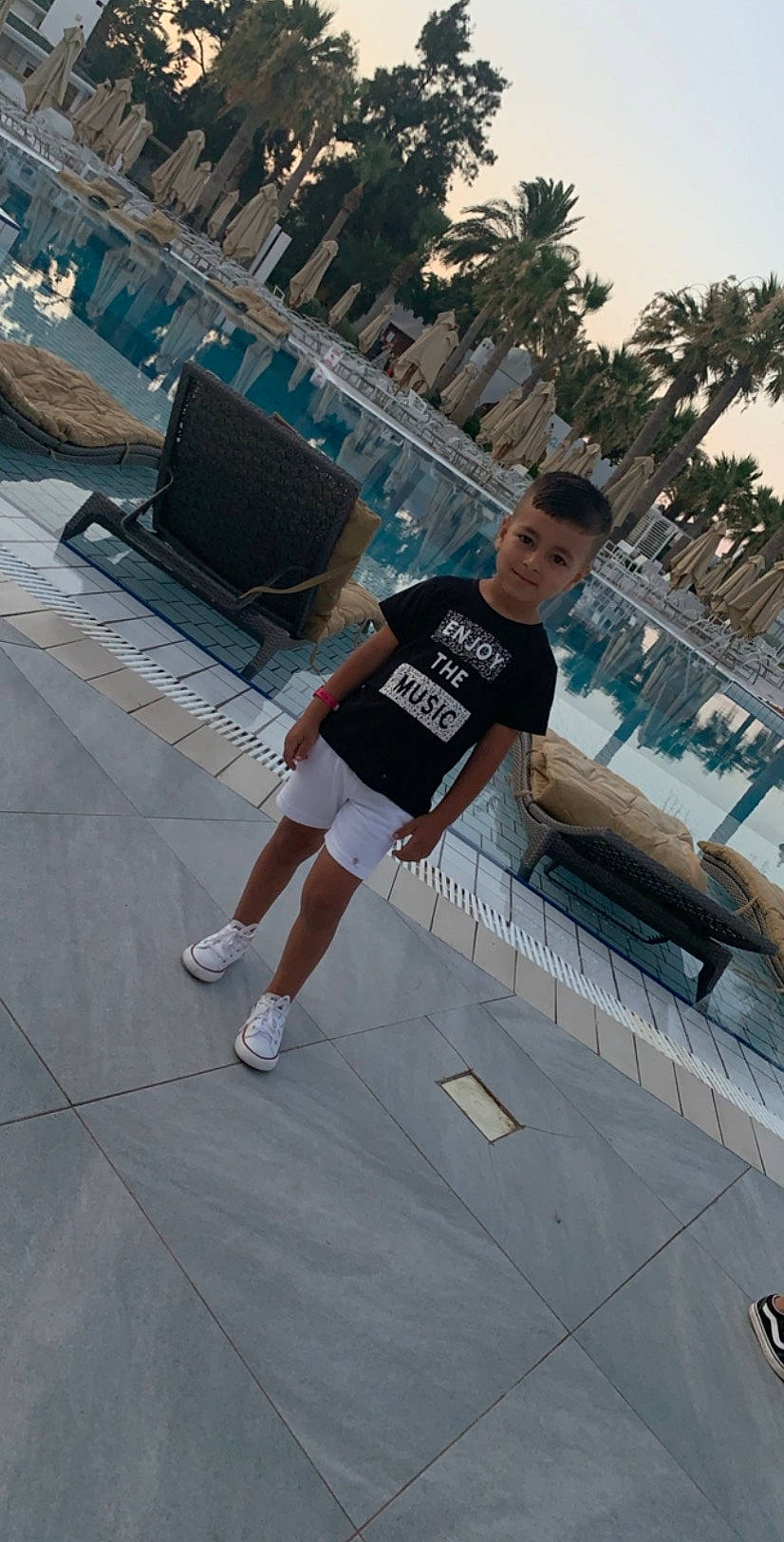 Chahine a rejoint le concours — aidez-le/la à gagner de superbes lots ! fun, leg, leisure, person, recreation, vacation