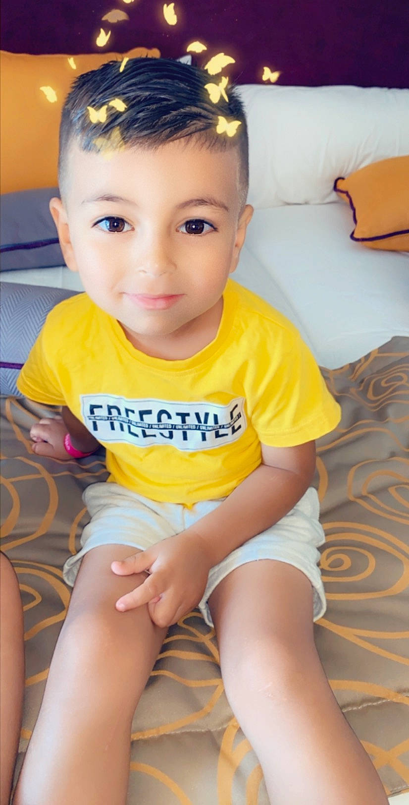 Chahine participe au concours pour gagner de l'argent avec cette photo : baby, baby_toddler_clothing, beauty, cheek, child, child_model, eye, face, leg, person, sitting, skin, smile, t_shirt, thigh, toddler, yellow