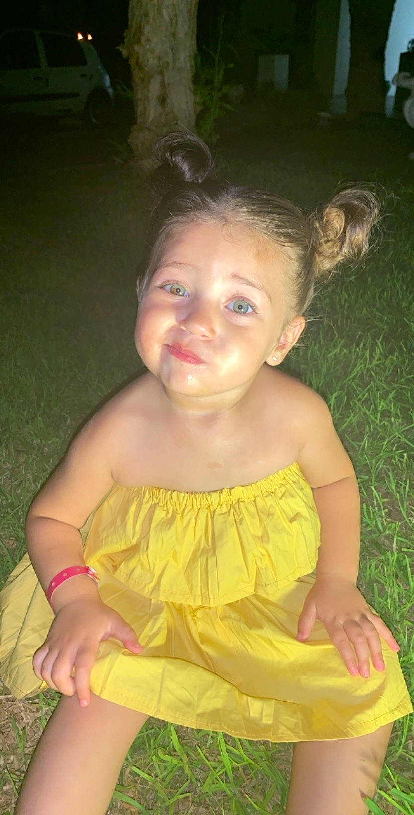 Jenna participe au concours pour gagner de l'argent avec cette photo : cheek, child, child_model, dress, eye, face, fun, head, iris, nose, person, sitting, skin, smile, toddler, yellow