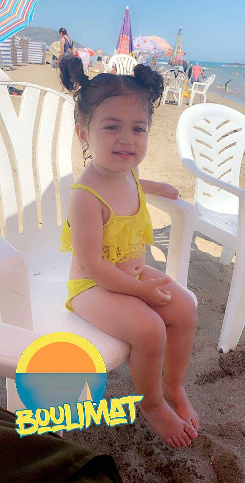 Jenna a rejoint le concours — aidez-le/la à gagner de superbes lots ! child, fun, leg, leisure, person, play, sitting, smile, summer, swimwear, thigh, toddler, vacation, yellow