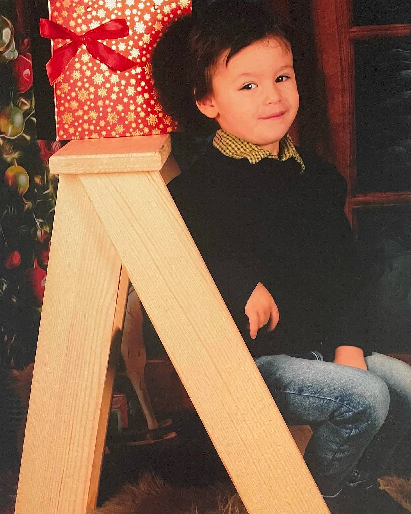 Ezra participe au concours pour gagner de l'argent avec cette photo : carmine, child, fashion, fashion_design, flash_photography, formal_wear, fun, happy, joy, pattern, peach, person, portrait_photography, room, sitting, sleeve, stairs, standing, toddler, vintage_clothing