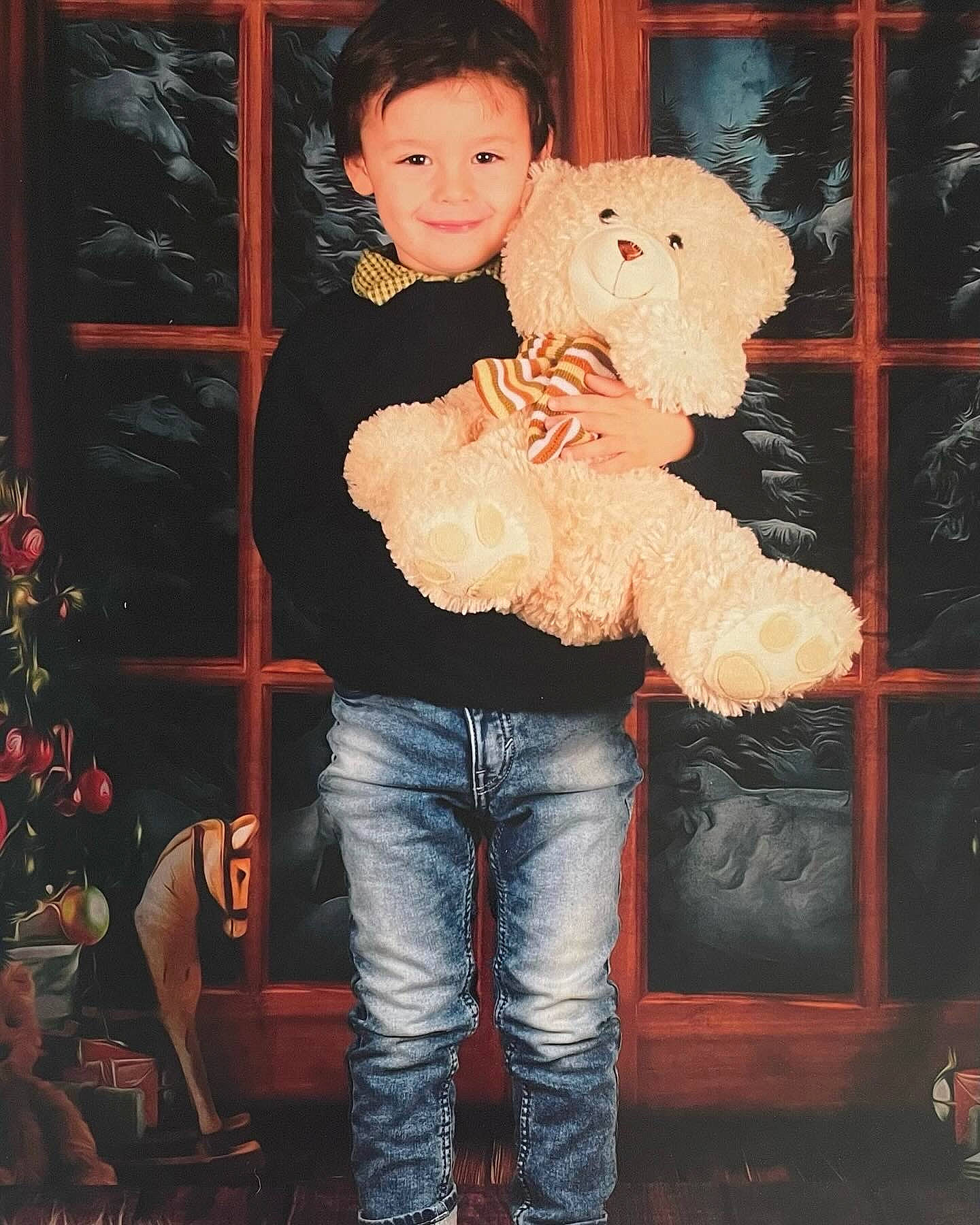 Ezra participe au concours pour gagner de l'argent avec cette photo : cheek, child, denim, event, fun, fur, happy, holiday, joy, lap, ornament, pattern, person, plush, room, sitting, smile, stuffed_toy, teddy_bear, thigh