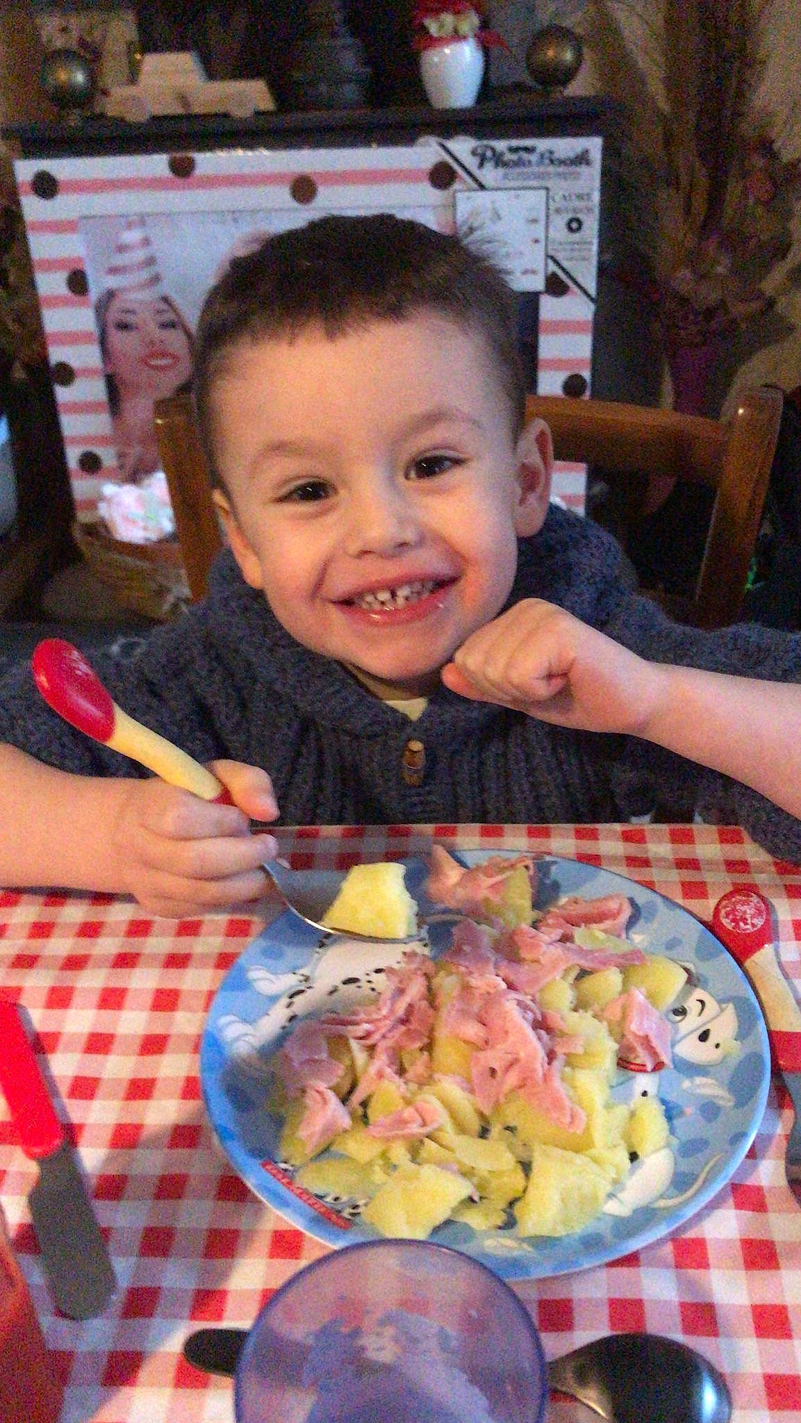 Ezra a rejoint le concours — aidez-le/la à gagner de superbes lots ! baby, birthday, chair, child, comfort_food, cuisine, dish, food, food_craving, fun, happy, ingredient, joy, junk_food, person, plate, recipe, smile, sweetness, table