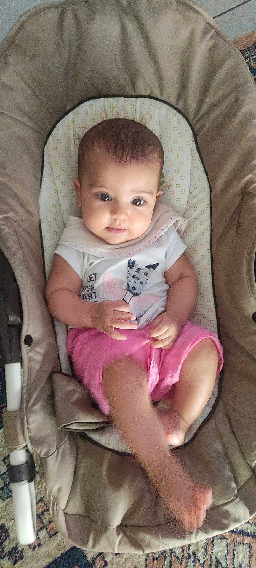 Ons a rejoint le concours — aidez-le/la à gagner de superbes lots ! baby, infant, child, baby_chair, cushion, pink_shorts, white_shirt, cat_print, kicking_leg, indoor, carpet, curious_expression, cute, young_child, one_person, seat, soft_fabric, portrait, looking_at_camera, relaxed