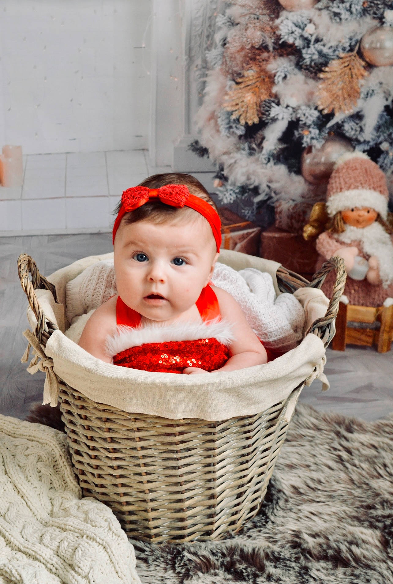 Elyssa participe au concours pour gagner de l'argent avec cette photo : baby, baby_products, baby_toddler_clothing, cap, child, event, face, fur, grass, happy, hat, monochrome_photography, people, person, plant, sitting, stuffed_toy, toddler, toy, white