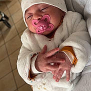 Malia a rejoint le concours — aidez-le/la à gagner de superbes lots ! baby, sleeping, pacifier, hat, hand, clothing, person, indoor, cozy, blanket, floor, tile, arm, holding, cute, infant, warm, soft, child, resting