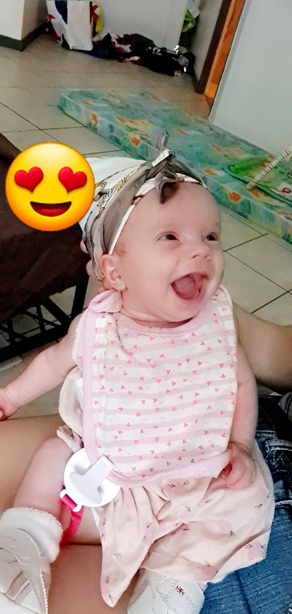 Erina participe au concours pour gagner de l'argent avec cette photo : baby, baby_toddler_clothing, calabaza, child, event, facial_expression, fashion_accessory, fun, gourd, green, happy, hat, jack_o_lantern, mouth, party_hat, pattern, person, pink, pumpkin, smile