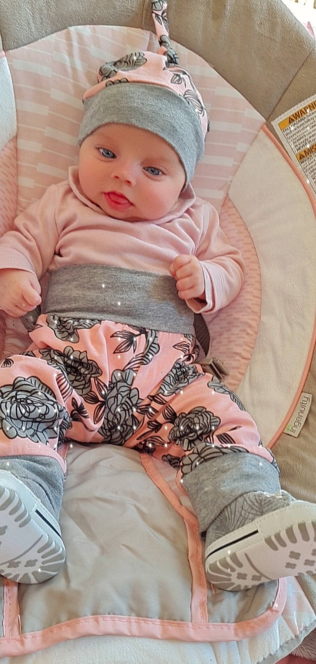 Erina participe au concours pour gagner de l'argent avec cette photo : baby, baby_toddler_clothing, beauty, cap, cheek, child, comfort, cool, fashion, headwear, human_leg, lap, outerwear, pattern, person, pink, skin, sleeve, t_shirt, textile