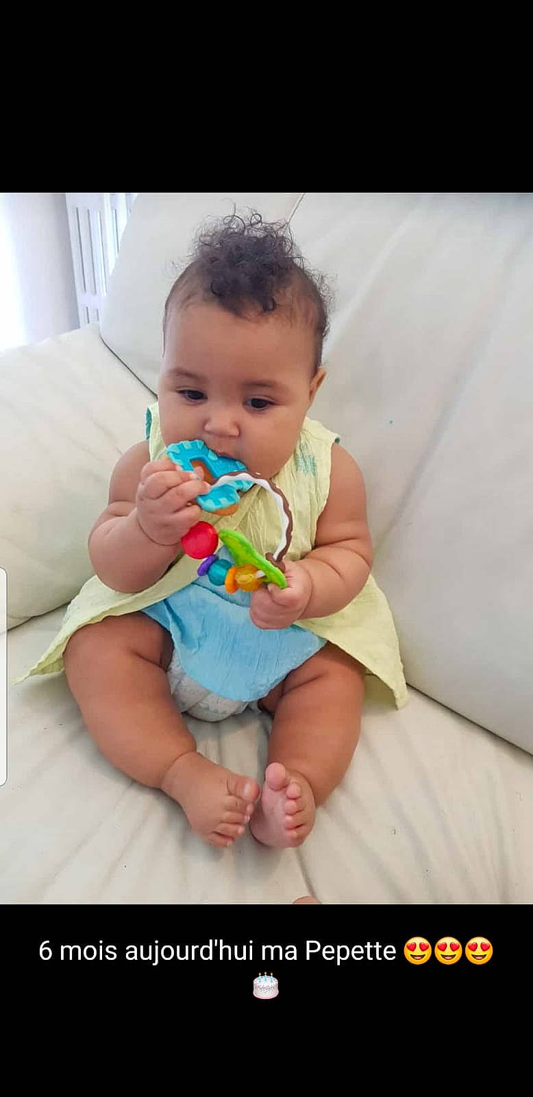 Shanelle a rejoint le concours — aidez-le/la à gagner de superbes lots ! baby, baby_toddler_clothing, child, finger, person, play, sitting, skin, smile, toddler