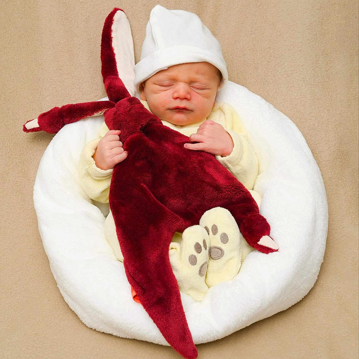 Camille a rejoint le concours — aidez-le/la à gagner de superbes lots ! baby, bed, blanket, bodypart, bonnet, clothing, costume, cushion, face, finger, furniture, hand, hat, head, homedecor, newborn, person, photography, portrait, sleeping