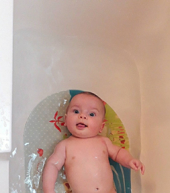 Alexander a rejoint le concours — aidez-le/la à gagner de superbes lots ! arm, baby, baby_bathing, bathing, bathroom, bathtub, cheek, chest, eyebrow, eyelash, fluid, hand, lip, person, plumbing, plumbing_fixture, smile, stomach, toddler, toy
