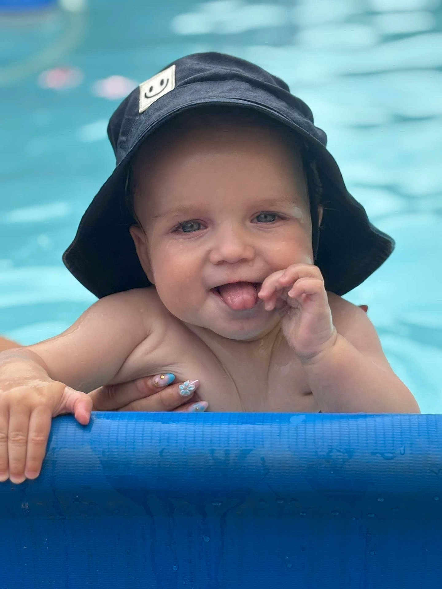 Alessio a rejoint le concours — aidez-le/la à gagner de superbes lots ! baby, child, pool, water, hat, blue, tongue, playful, hand, nail_art, smile, skin, outdoor, summer, cute, infant, support, wet, closeup, fun