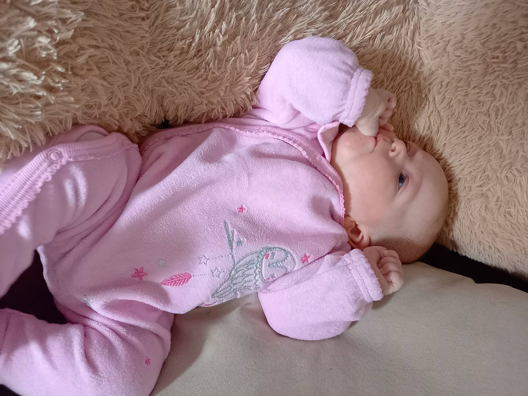 Leyna participe au concours pour gagner de l'argent avec cette photo : baby, baby_products, baby_sleeping, baby_toddler_clothing, bedding, bedtime, cheek, child, comfort, eyelash, linens, magenta, nap, person, pink, room, skin, sleep, sleeve, textile