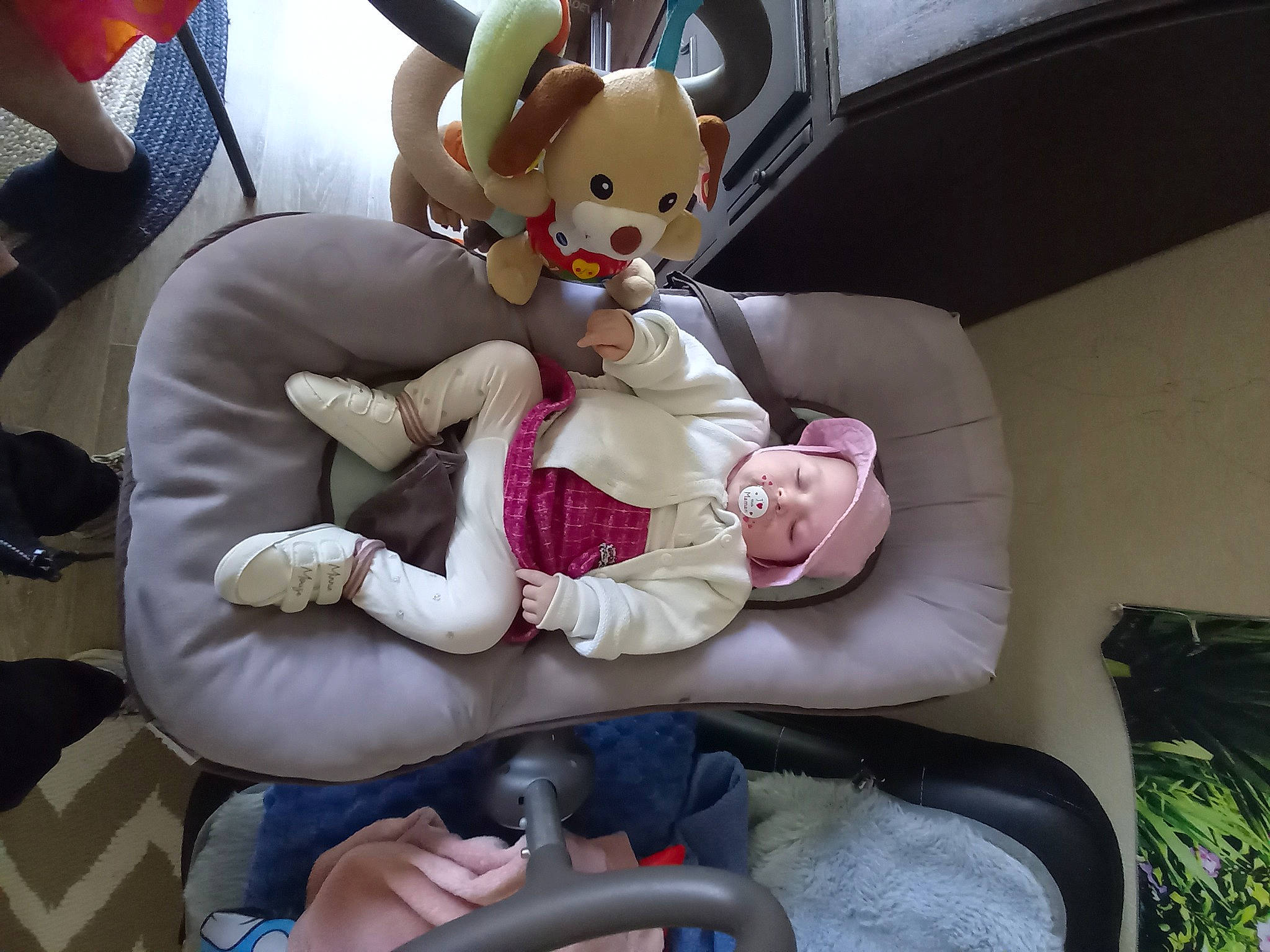 Leyna a rejoint le concours — aidez-le/la à gagner de superbes lots ! car_seat, child, comfort, couch, easter_bunny, event, fictional_character, fun, fur, hat, headwear, lap, mascot, person, plush, rabbit, rabbits_and_hares, sitting, stuffed_toy, teddy_bear