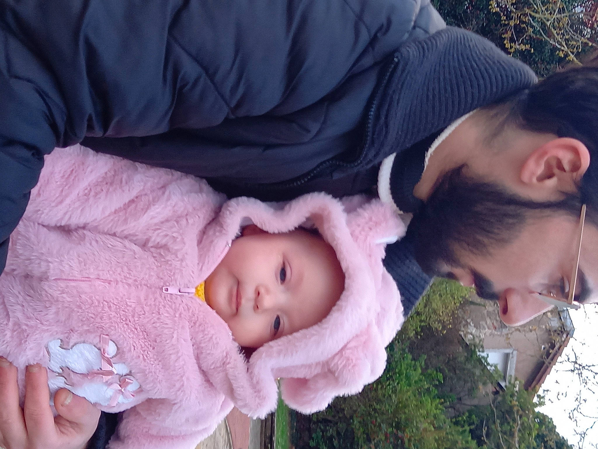 Leyna participe au concours pour gagner de l'argent avec cette photo : baby, baby_products, baby_toddler_clothing, beanie, child, face, fun, fur, grass, happy, head, headwear, lip, mouth, nose, person, plant, portrait_photography, skin, toddler