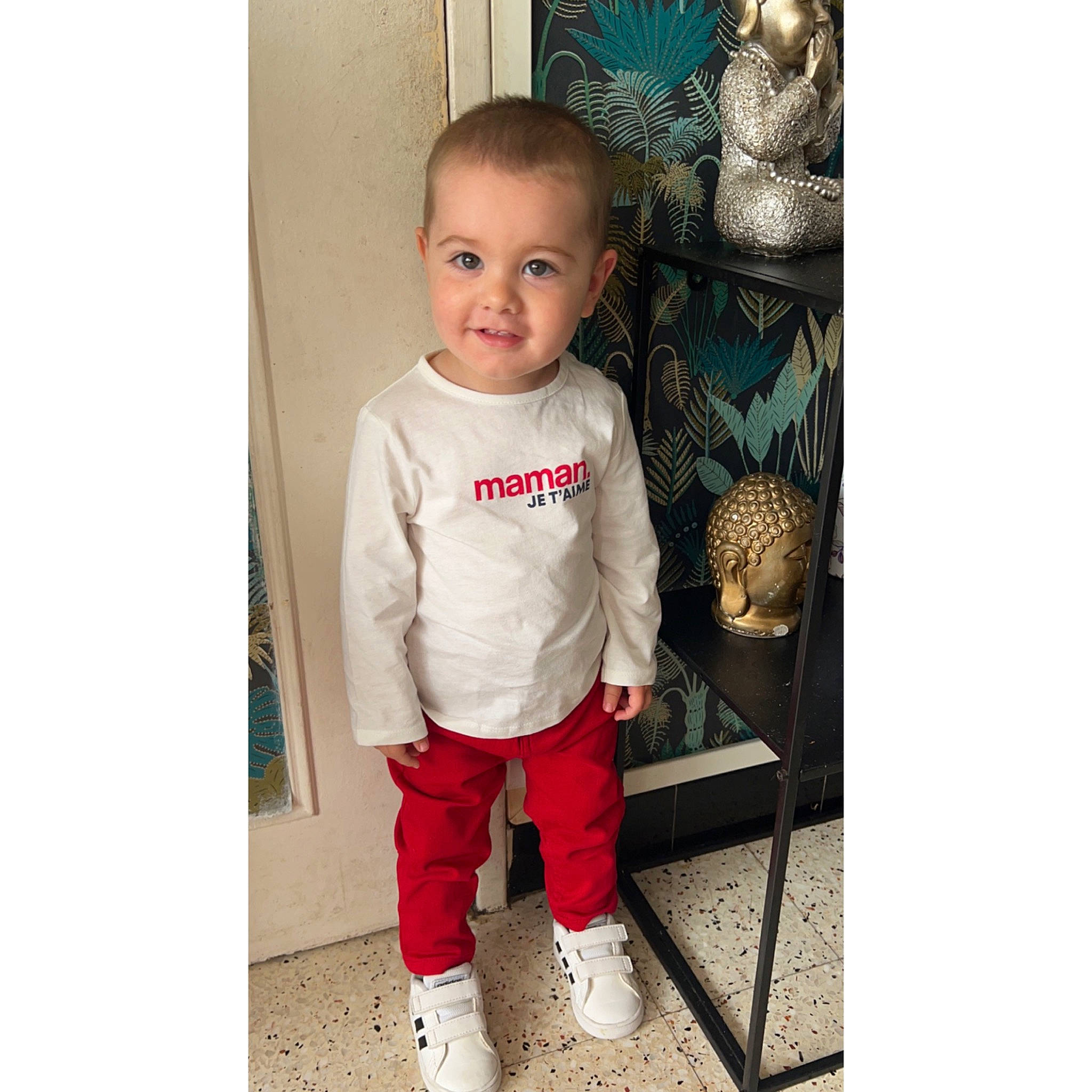 Hazrat participe au concours pour gagner de l'argent avec cette photo : baby, baby_toddler_clothing, child, denim, font, happy, head, jersey, joy, knee, linens, pattern, person, rectangle, sitting, sleeve, smile, sportswear, t_shirt, toddler