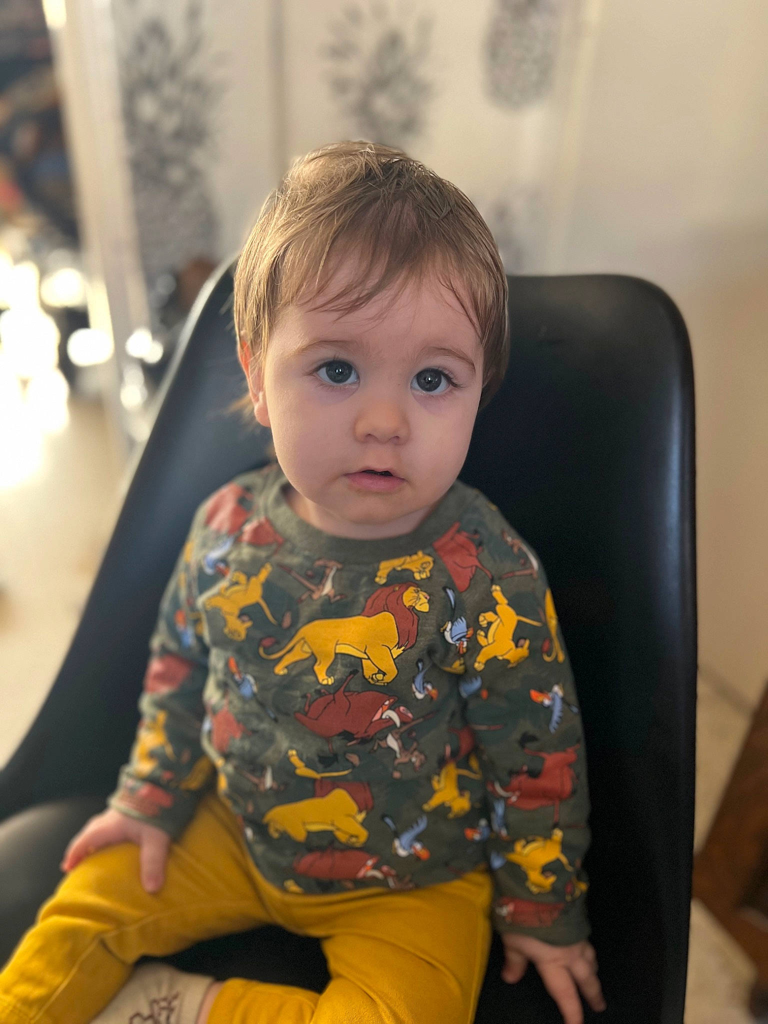 Hazrat a rejoint le concours — aidez-le/la à gagner de superbes lots ! baby, baby_toddler_clothing, chair, cheek, child, chin, comfort, dress, eye, flooring, fun, happy, human_body, iris, person, room, sitting, skin, sleeve, t_shirt